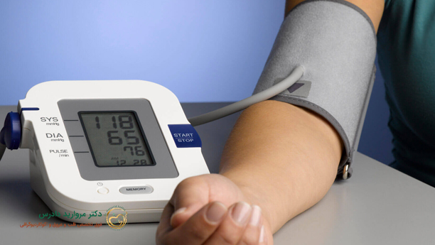 فردی که دارد فشار خون خود را اندازه می گیرد